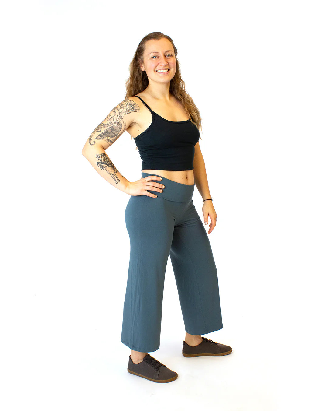 picture from the side of a person wearing nelson leggings