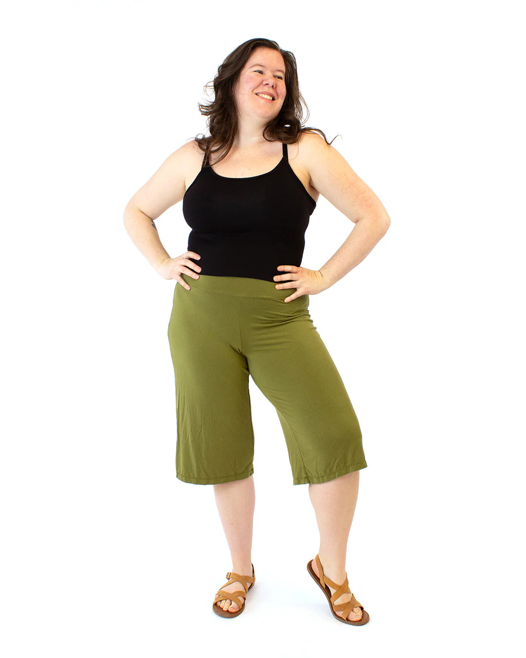 picture from the front of a person wearing cropped nelson leggings