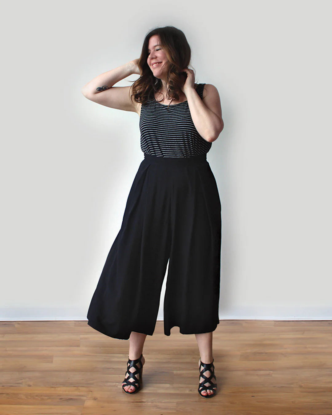 picture of woman wearing black culottes